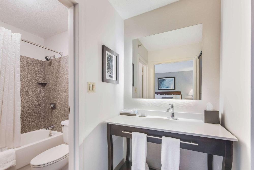 King Suite with Hot Tub - Non-Smoking interior